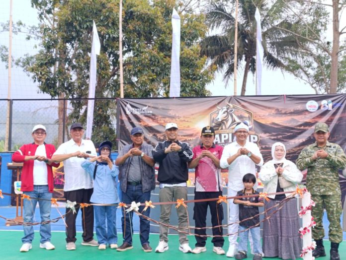 Dispora Garut Resmi Buka Kejuaraan Bola Voli Sapi Cup di Desa Pangauban
