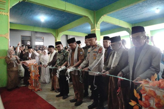 Resmikan Asrama Pesantren di Cikajang, Bupati Garut Dorong Keseimbangan Pendidikan Umum dan Agama