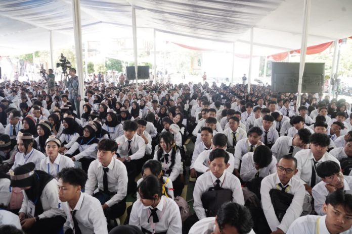Bupati Garut dan Mendikti Saintek Beri Arahan dalam PKKMB Universitas Garut 2026