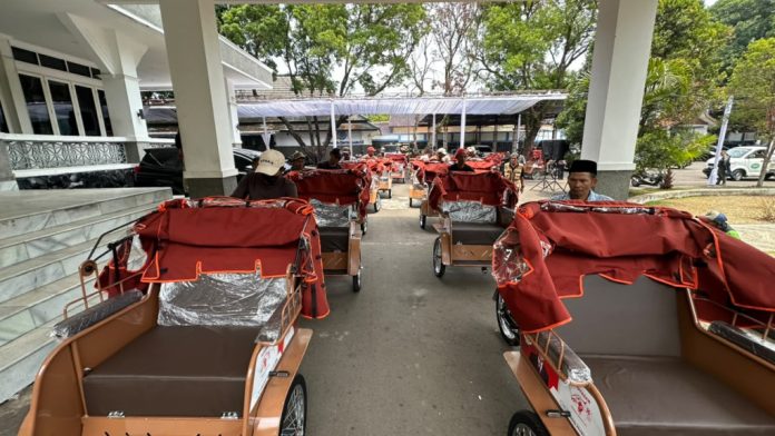 Pemerintah Kabupaten Garut Salurkan 260 Unit Becak Listrik Bantuan Presiden untuk Pengemudi Lansia