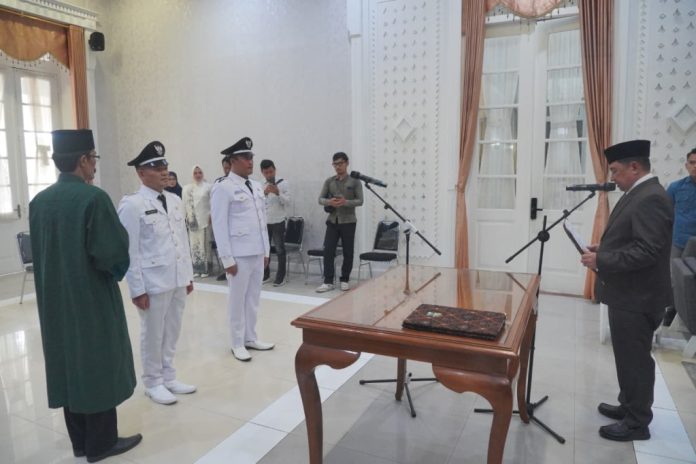 Bupati Garut Lantik Dua Kades PAW dan Tekankan Tiga Sektor Prioritas