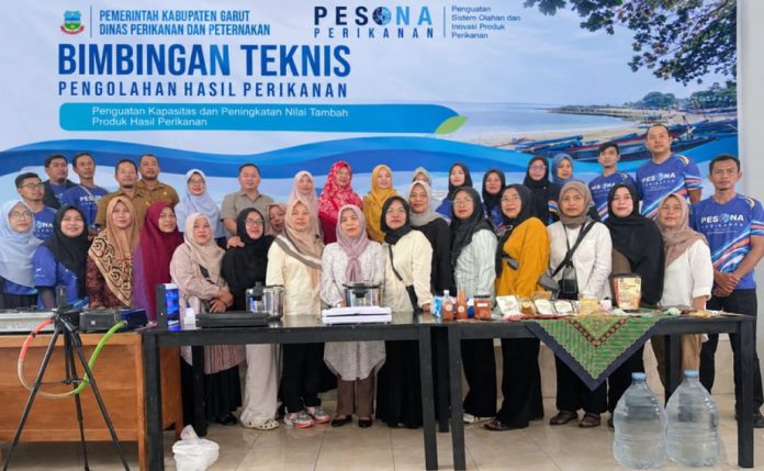 Diskanak Garut Latih Kelompok Wanita Olah Ikan Gunakan Metode Canning dan Retort