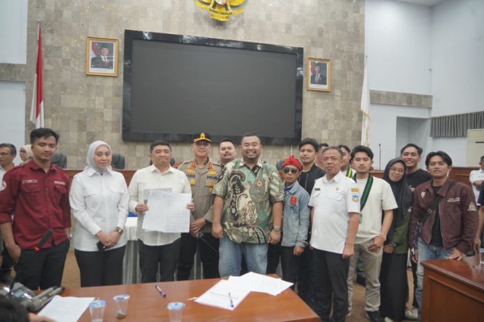 Bupati Garut Terima Audiensi Forum Aliansi Mahasiswa dan Pemuda di Gedung DPRD