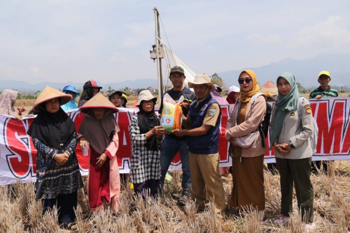 Pemkab Garut Salurkan Bantuan Benih dan Bahas Penanganan Kekeringan di Hari Pangan Sedunia