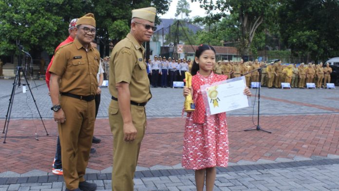 Sekda Garut Serahkan Penghargaan Anak Indonesia Award 2026 Kategori Seni kepada Dina Kirana Maheswari